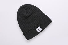 Laden Sie das Bild in den Galerie-Viewer, Thinsulate Beanie Happy dark graphite