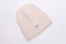 Laden Sie das Bild in den Galerie-Viewer, Oversized Strickoptik Beanie Happy off white