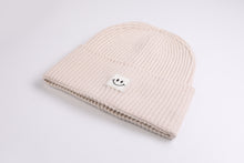 Laden Sie das Bild in den Galerie-Viewer, Oversized Strickoptik Beanie Happy off white