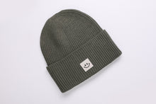Laden Sie das Bild in den Galerie-Viewer, Oversized Strickoptik Beanie Happy khaki