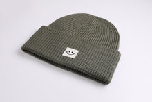 Laden Sie das Bild in den Galerie-Viewer, Oversized Strickoptik Beanie Happy khaki