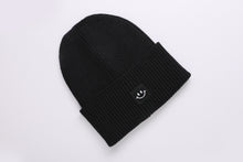 Laden Sie das Bild in den Galerie-Viewer, Oversized Strickoptik Beanie Happy black