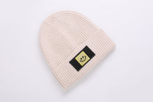 Laden Sie das Bild in den Galerie-Viewer, Patch Beanie Happy gold off white