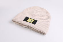 Laden Sie das Bild in den Galerie-Viewer, Patch Beanie Happy gold off white