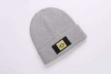 Laden Sie das Bild in den Galerie-Viewer, Patch Beanie Happy gold light grey
