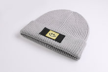 Laden Sie das Bild in den Galerie-Viewer, Patch Beanie Happy gold light grey