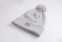 Laden Sie das Bild in den Galerie-Viewer, Bommel Beanie Happy light grey