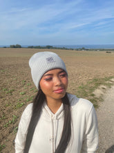 Laden Sie das Bild in den Galerie-Viewer, Oversized Strickoptik Beanie Happy grey