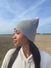 Laden Sie das Bild in den Galerie-Viewer, Oversized Strickoptik Beanie Happy grey