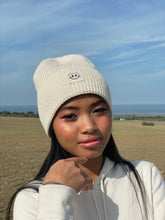 Laden Sie das Bild in den Galerie-Viewer, Oversized Strickoptik Beanie Happy off white