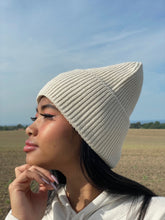 Laden Sie das Bild in den Galerie-Viewer, Oversized Strickoptik Beanie Happy off white