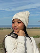 Laden Sie das Bild in den Galerie-Viewer, Oversized Strickoptik Beanie Happy off white