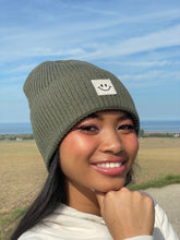 Laden Sie das Bild in den Galerie-Viewer, Oversized Strickoptik Beanie Happy khaki