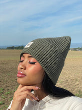 Laden Sie das Bild in den Galerie-Viewer, Oversized Strickoptik Beanie Happy khaki