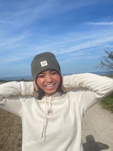 Laden Sie das Bild in den Galerie-Viewer, Oversized Strickoptik Beanie Happy khaki