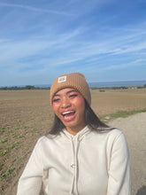 Laden Sie das Bild in den Galerie-Viewer, Oversized Strickoptik Beanie Happy biscuit