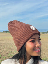 Laden Sie das Bild in den Galerie-Viewer, Oversized Strickoptik Beanie Happy walnut