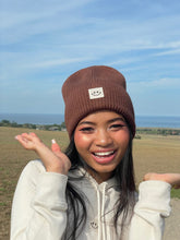 Laden Sie das Bild in den Galerie-Viewer, Oversized Strickoptik Beanie Happy walnut
