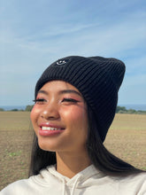 Laden Sie das Bild in den Galerie-Viewer, Oversized Strickoptik Beanie Happy black