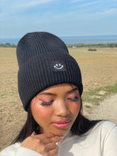 Laden Sie das Bild in den Galerie-Viewer, Oversized Strickoptik Beanie Happy black