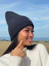 Laden Sie das Bild in den Galerie-Viewer, Oversized Strickoptik Beanie Happy black