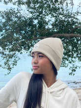 Laden Sie das Bild in den Galerie-Viewer, Cotton Beanie Happy off white