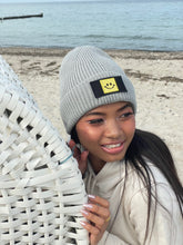 Laden Sie das Bild in den Galerie-Viewer, Patch Beanie Happy gold light grey