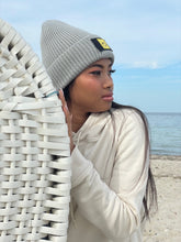 Laden Sie das Bild in den Galerie-Viewer, Patch Beanie Happy gold light grey