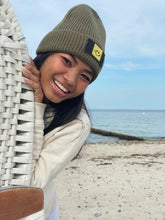Laden Sie das Bild in den Galerie-Viewer, Patch Beanie Happy gold khaki