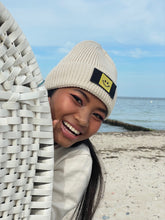 Laden Sie das Bild in den Galerie-Viewer, Patch Beanie Happy gold off white