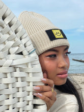 Laden Sie das Bild in den Galerie-Viewer, Patch Beanie Happy gold off white