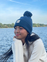 Laden Sie das Bild in den Galerie-Viewer, Bommel Beanie Happy petrol