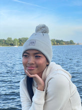 Laden Sie das Bild in den Galerie-Viewer, Bommel Beanie Happy light grey