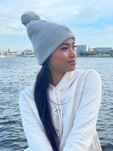 Laden Sie das Bild in den Galerie-Viewer, Bommel Beanie Happy light grey