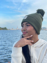 Laden Sie das Bild in den Galerie-Viewer, Bommel Beanie Happy khaki