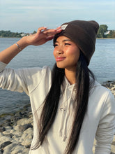 Laden Sie das Bild in den Galerie-Viewer, Cuffed Beanie Happy brown