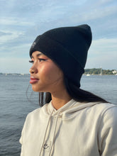 Laden Sie das Bild in den Galerie-Viewer, Cuffed Beanie Happy black
