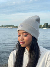 Laden Sie das Bild in den Galerie-Viewer, Cuffed Beanie Happy light grey