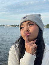 Laden Sie das Bild in den Galerie-Viewer, Cuffed Beanie Happy light grey