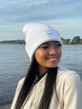 Laden Sie das Bild in den Galerie-Viewer, Cuffed Beanie Happy white