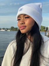 Laden Sie das Bild in den Galerie-Viewer, Cuffed Beanie Happy white
