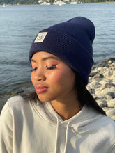 Laden Sie das Bild in den Galerie-Viewer, Cuffed Beanie Happy oxford