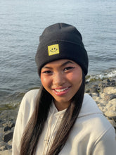 Laden Sie das Bild in den Galerie-Viewer, Cuffed Beanie Happy Gold black