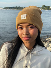 Laden Sie das Bild in den Galerie-Viewer, Cuffed Beanie Happy caramel