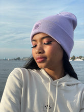 Laden Sie das Bild in den Galerie-Viewer, Cuffed Beanie Happy lavendel