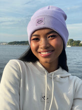 Laden Sie das Bild in den Galerie-Viewer, Cuffed Beanie Happy lavendel