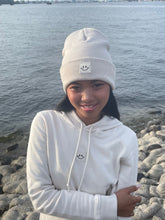 Laden Sie das Bild in den Galerie-Viewer, Cuffed Beanie Happy off white