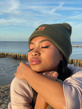 Laden Sie das Bild in den Galerie-Viewer, Cuffed Beanie I love you khaki