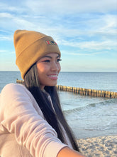 Laden Sie das Bild in den Galerie-Viewer, Cuffed Beanie I love you caramel