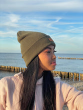 Laden Sie das Bild in den Galerie-Viewer, Cuffed Beanie Made with Love khaki